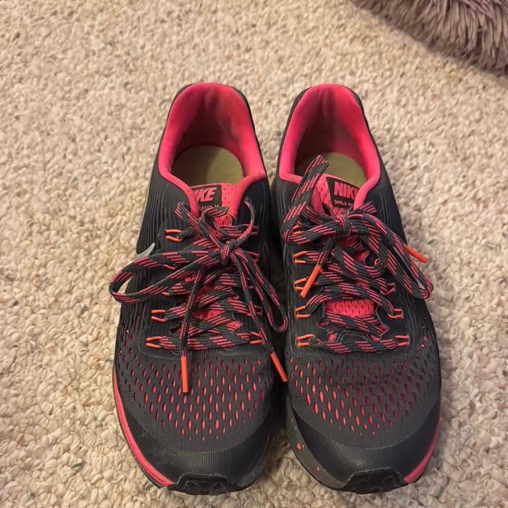 Nike Women's Black and Pink Running Shoes